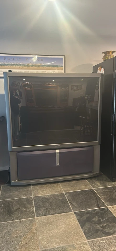 Sony Proj. TV de tela 61” de altura x 53” L x 25” de profundidade. Tela tem 36-1/2” L x 49” de altura - Imagem 1 de 3