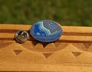 Zagreb Snowflakes 1 1/8" Silver Tone Metal & Enamel Ice Skate Lapel Pin Pinback - Picture 1 of 6