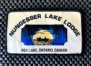 NUNGSESSER LAKE LODGE ESTAMPADO COSER EN PARCHE LAGO ROJO, ONTARIO, CANADÁ 5" X 3" - Imagen 1 de 2