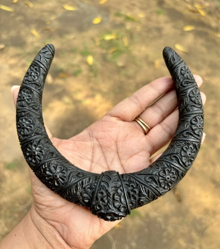 Gargantilla cuello madera ébano Kanthi Hasli collar abierto diseño floral tallado Foto 1 de 4