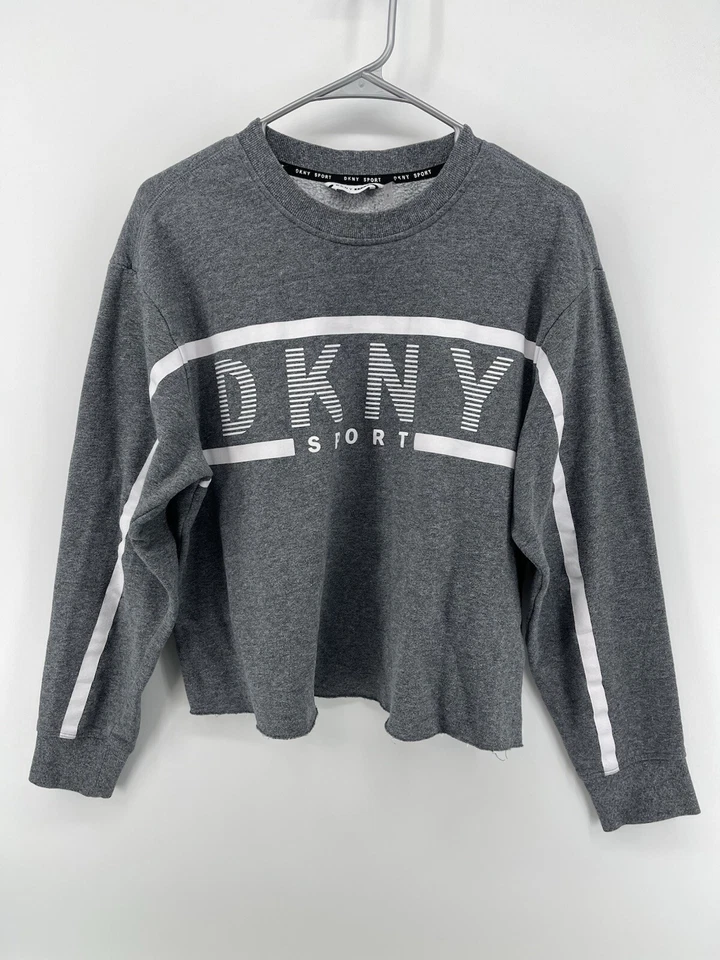 Moletom Vintage DKNY Sport Crop Feminino Tamanho Pequeno Cinza Logotipo Grande Frete Rápido - Imagem 1 de 4