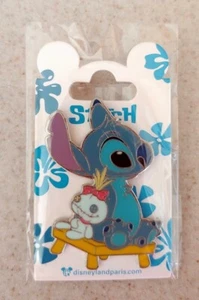 Prendedor comercial Disney #143518 DLP - Puntada con Scrump sentado en un banco - Imagen 1 de 3