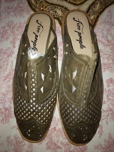 Free People Pantoletten Khaki 9 - Bild 1 von 4