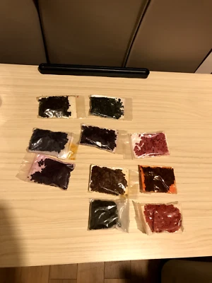 10x7.5g assorted Bekro dye chips for candle making - Image 1 of 4