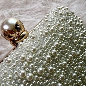 Bolso sin asas/brossbody pequeño de noche adornado con perlas doradas - Imagen 1 de 7