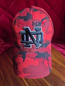 Mütze Kappe Notre Dame Fighting Irish Under Amour schwarz rot Tarnmuster MD/LG bestickt  - Bild 1 von 6