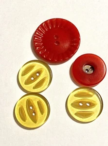 Lotto di 5 bottoni vintage tondi in bachelite - 3 trasparenti/gialli 2 rossi 3/4-1” testati - Foto 1 di 12