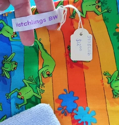 NUEVO CON ETIQUETAS Algodón BURP TELA - RANAS DIVERTIDAS 54,5 cmL x 21 cmW por HBW Foto 1 de 4