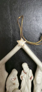 Ornamento Natività Porcellana Bianca con Accenti Oro Bambino Gesù Maria Giuseppe - Foto 1 di 10