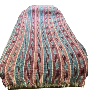 COBERTOR DE CROCHÊ ARTESANAL AFEGÃO Rosa Azul Padrão Vertical 82” X 48” - Imagem 1 de 4