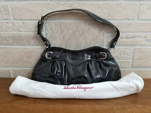 Bolso de hombro Ferragamo negro charol pequeño Marisa - Imagen 1 de 12