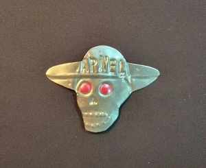 Coole handgefertigte Vintage Totenkopf Jacke oder Hut Pinback - Blech Metall gemarkt Arnel - Bild 1 von 2