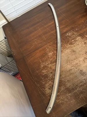 1979 - 1989 年阿尔法罗密欧蜘蛛前 WINDSHIELD UPPER TRIM MOULDING 原始设备制造商。 U — 第 1/4 张图片