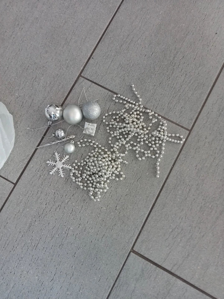 LOTTO 40 CIRCA PALLINE DI NATALE IN PLASTICA ARGENTO VARIE FORME E DIMENSIONI - Immagine 1 di 3