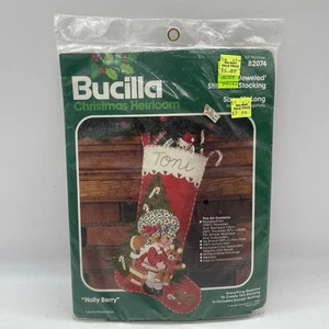 NEU Bucilla Stechpalme Beere Mädchen Bär Schmuck Stickerei Strumpf Kit 82074 Weihnachten - Bild 1 von 2