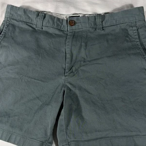 J. Pantalones cortos chinos Crew para hombre verde azulado oscuro básico frente plano 7" entrepierna - talla 33 - Imagen 1 de 10