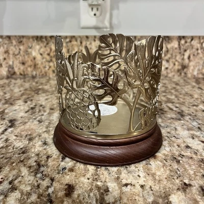 Candelabro Bath & Body Works BBW 3-Mechas Piña Hoja de Palma Base de Madera Dorado Foto 1 de 4