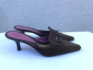 Usado en Excelente Condición Cole Haan Marrón Punta Punta Punta Arco Logo Top Acento Tacón Mediano Mula Talla US 9B D15262 - Imagen 1 de 10