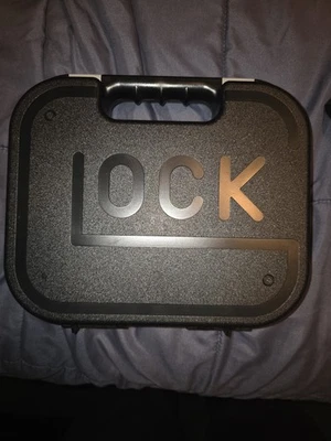 Estuche para pistola Glock Factory con manual, varilla de limpieza, cepillo, bloqueo y cargador magnético Foto 1 de 4