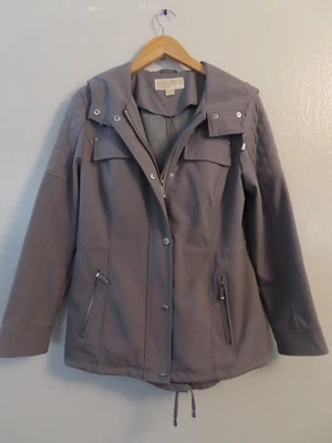 Chaqueta utilitaria con capucha para mujer Michael Kors gris resistente a la lluvia talla mediana Foto 1 de 4