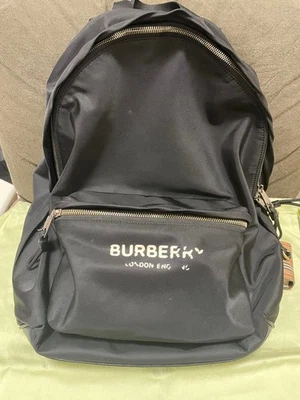 Mochila Mochila BURBERRY Logo Nylon Negra con Bolsa para el Polvo, Usada,Con Estuche AirPods Foto 1 de 4