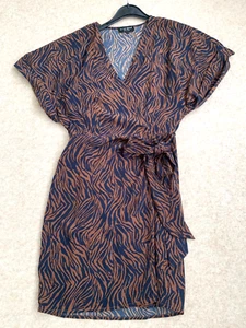 In The Style Kleid mit Wickelfront Größe 4 - wunderschönes braun & marine gemustertes Kleid - Bild 1 von 6