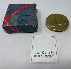 Fermacarte vintage Sheraton Hotel Heliopolis Abdul Aziz Saab Akhenaton ottone - Foto 1 di 9