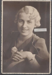 Mode    Frau mit Armbanduhr  Ring ...   altes Foto 10x15cm - Picture 1 of 2