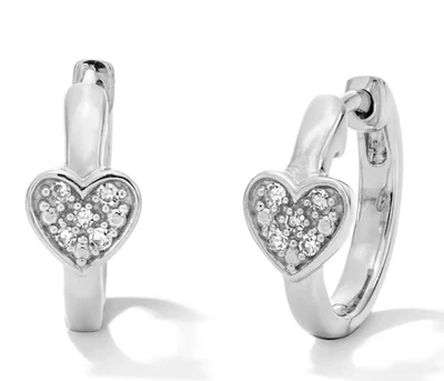 Aros Huggie Corazón Racimo Diamante Cultivado en Laboratorio Corte Redondo 1/20 Ct Plata de Ley Foto 1 de 4