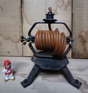 ArguizaÏola ancien début 20ème rare modèle quadripode en fer forgé Pays Basque - Foto 1 di 4