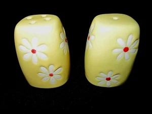 Pfaltzgraff  "Dazee Sun" Yellow With White Daisies, Mini Salt & Pepper Shakers - Picture 1 of 8
