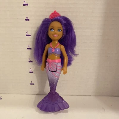 Muñeca Barbie Dreamtopia Mermaid Rainbow Cove Chelsea pelo púrpura  Foto 1 de 4