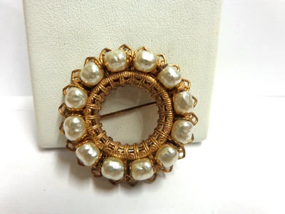 Pin/broche vintage Miriam Haskell perla/oro amarillo metal talla 1,50 pulgadas peso 16,1 grm Foto 1 de 4
