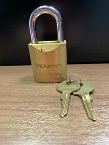 Candado de latón Master Lock, serie Pro 6840, KD - Imagen 1 de 5