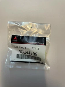 2 clips de falda laterales genuinos para Mitsubishi Lancer Evo 4 5 6 V VI MB344789 en Reino Unido - Imagen 1 de 2