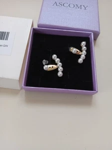 (B) Ascomy (FAUX) Perlenohrringe für Damen/Teenager Mädchen NEU OFFENE BOX SIEHE FOTOS - Bild 1 von 7