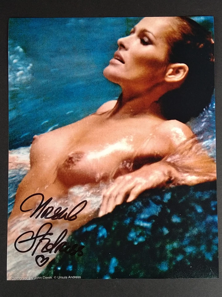 Photo signée Ursula Andress "Honey Ryder" Autographe COA James Bond 007 Dr. No - Photo 1/4