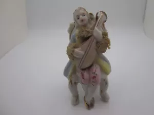 Estatuilla masculina vintage de 3 1/4 pulgadas #1601 sentado en una silla tocando una mandolina - Imagen 1 de 5