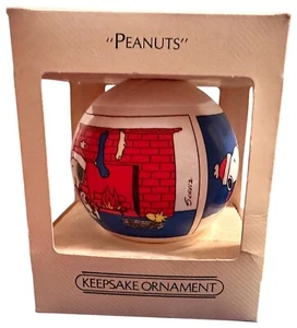 Adorno irrompible vintage Hallmark Peanuts Snoopy satinado Navidad 1983 - Imagen 1 de 6
