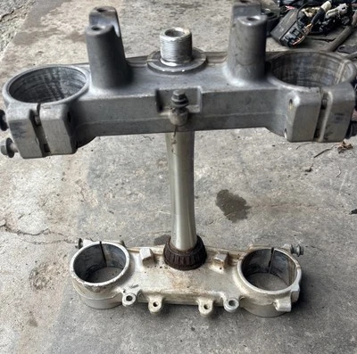 2001 2002 01 02 Yamaha YZ250F YZ 250 F TRIPLE ÁRBOL DIRECCIÓN VÁSTAGO ABRAZADERA OEM Foto 1 de 2