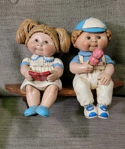 Keramik Junge Mädchen Regal Sitter Bank Kohl Patch Kinder Mülleimer Abklopfen - Bild 1 von 18