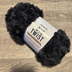 Big Twist Favorite Kunstfell Garn Farbe schwarz Eichhörnchen - KOSTENLOSER US-Versand - Bild 1 von 5