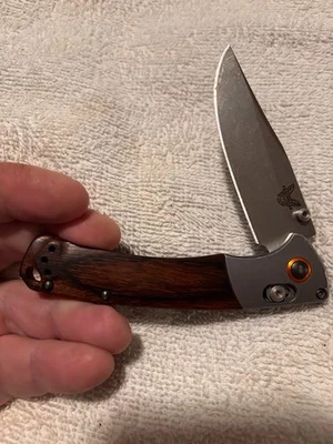 Cuchillo Plegable Benchmade Grizzly Creek 15062 - Hoja S30V, Mango de Madera, Bloqueo AXIS Foto 1 de 4