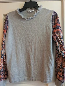 THML Top Women's Size Small Gray Frayed Neck Printed Sleeves TMK1209-G - Picture 1 of 3
