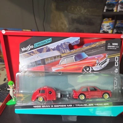 Maisto Design TOW&GO 1988 BMW 3 Series M3 Travel Trailer SPECTRAFLAME Red 1:64  - Image 1 of 4