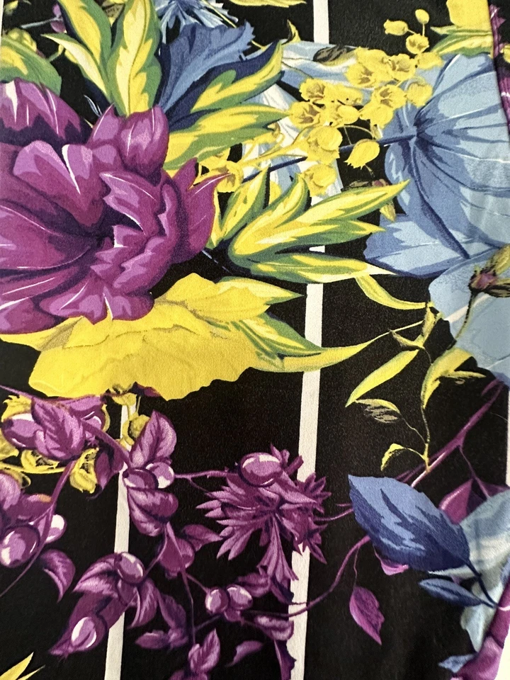 Leggings Lularoe TC blanco y negro a rayas con flores brillantes púrpura, azul, amarillo Foto 1 de 4