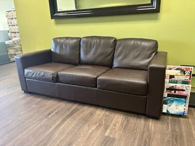 Sofá de couro - Marrom. Usado. Escritório. Sala de estar. Confortável. Somente retirada. - Imagem 1 de 4