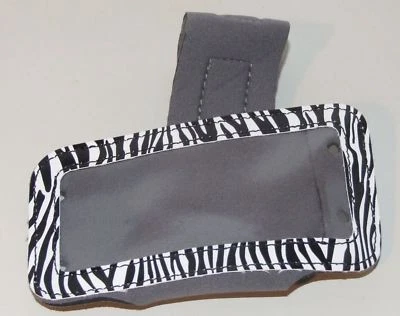 Brazalete gris con estampado animal negro/blanco para teléfono celular Foto 1 de 4