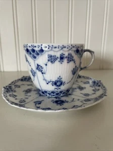 Royal Copenhagen Teetasse und Untertasse blau geriffelt Halbspitze - Bild 1 von 9