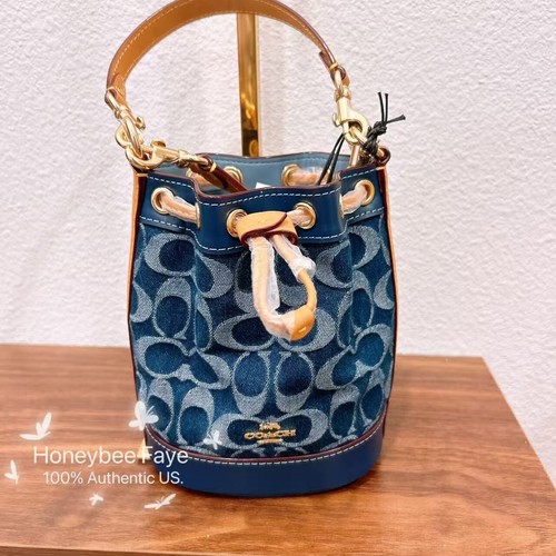Mini borsa a secchiello Coach nuova con etichetta in denim firmato cy740